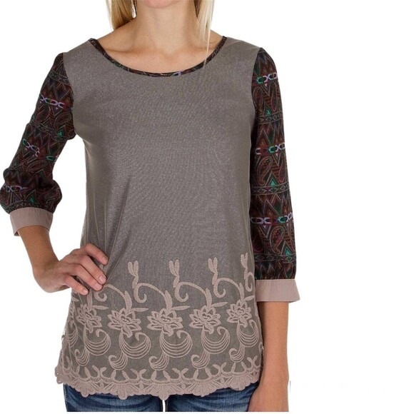 Gimmicks by BKE Lace Top - Picture 1 of 11